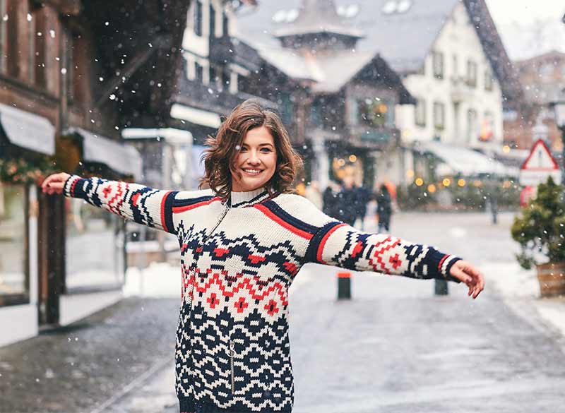 Frau in einem verschneiten Alpendorf