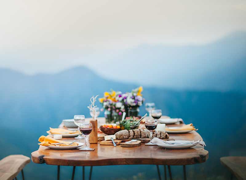 Table décorée et servie, en extérieur avec la vue sur les Alpes
